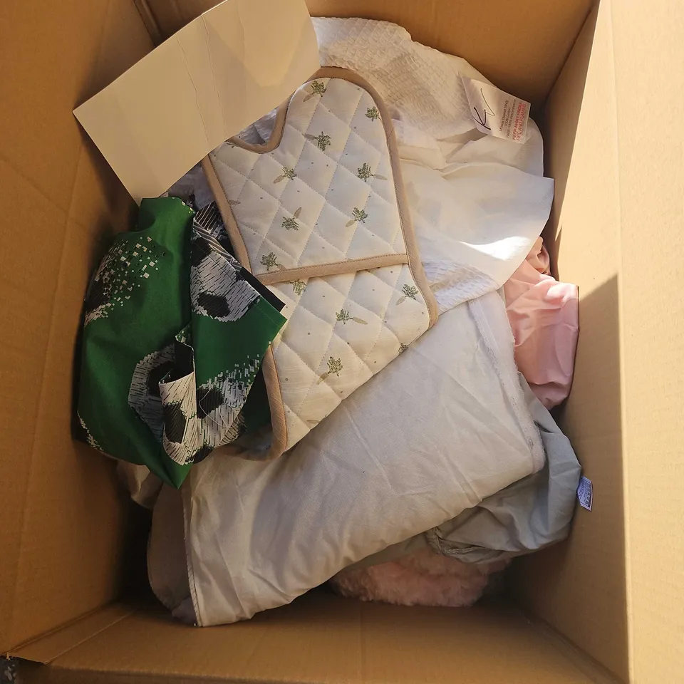 BOX OF APPROXIMATELY 12 ASSORTED BEDDING AND SOFT FURNISHING ITEMS TO INCLUDE - OVEN MITES - BLANKETS - TABLE CLOTHS  ETC. 
