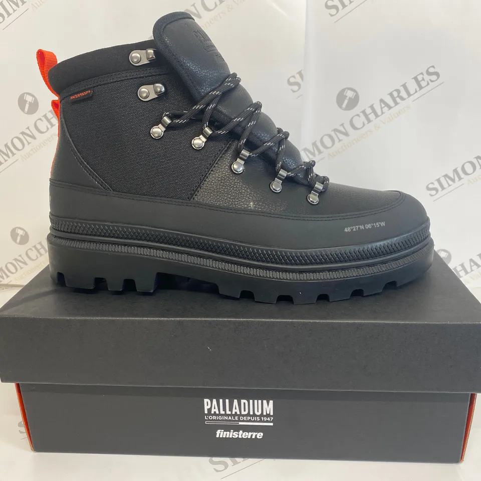 BOXED PAIR OF PALLADIUM FINISTERRE SHOES SIZE 8