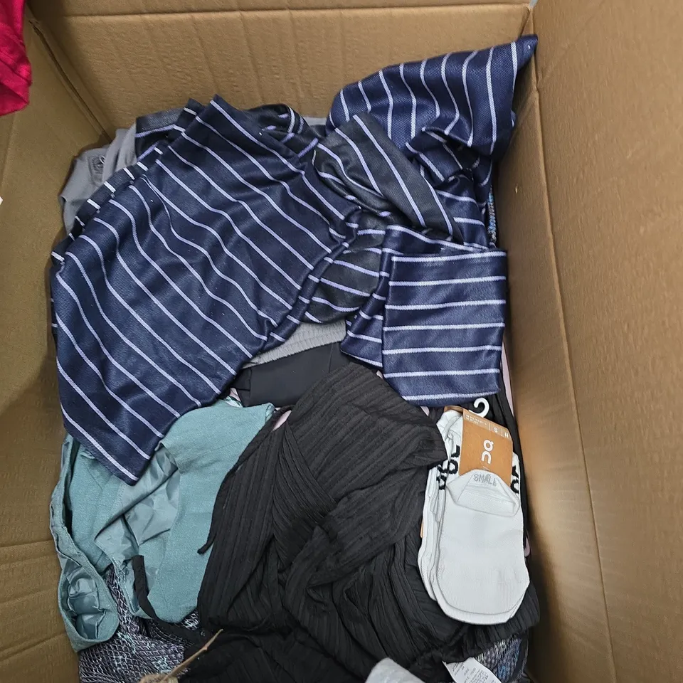 BOX OF APPROXIMATELY 25 ASSORTED CLOTHING ITEMS 