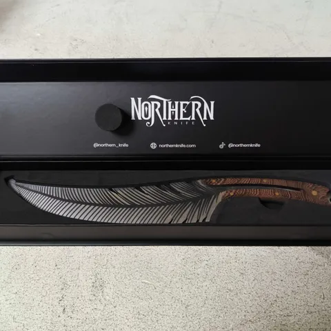 NORTHERN KNIFE WITH DAMASCUS-STYLE CURVED BLADE, WOOD HANDLE – BOXED