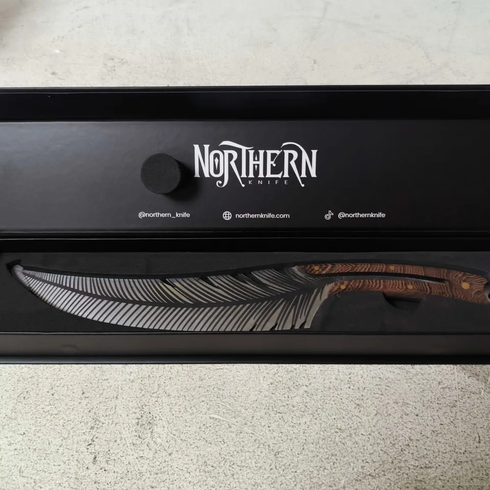 NORTHERN KNIFE WITH DAMASCUS-STYLE CURVED BLADE, WOOD HANDLE – BOXED