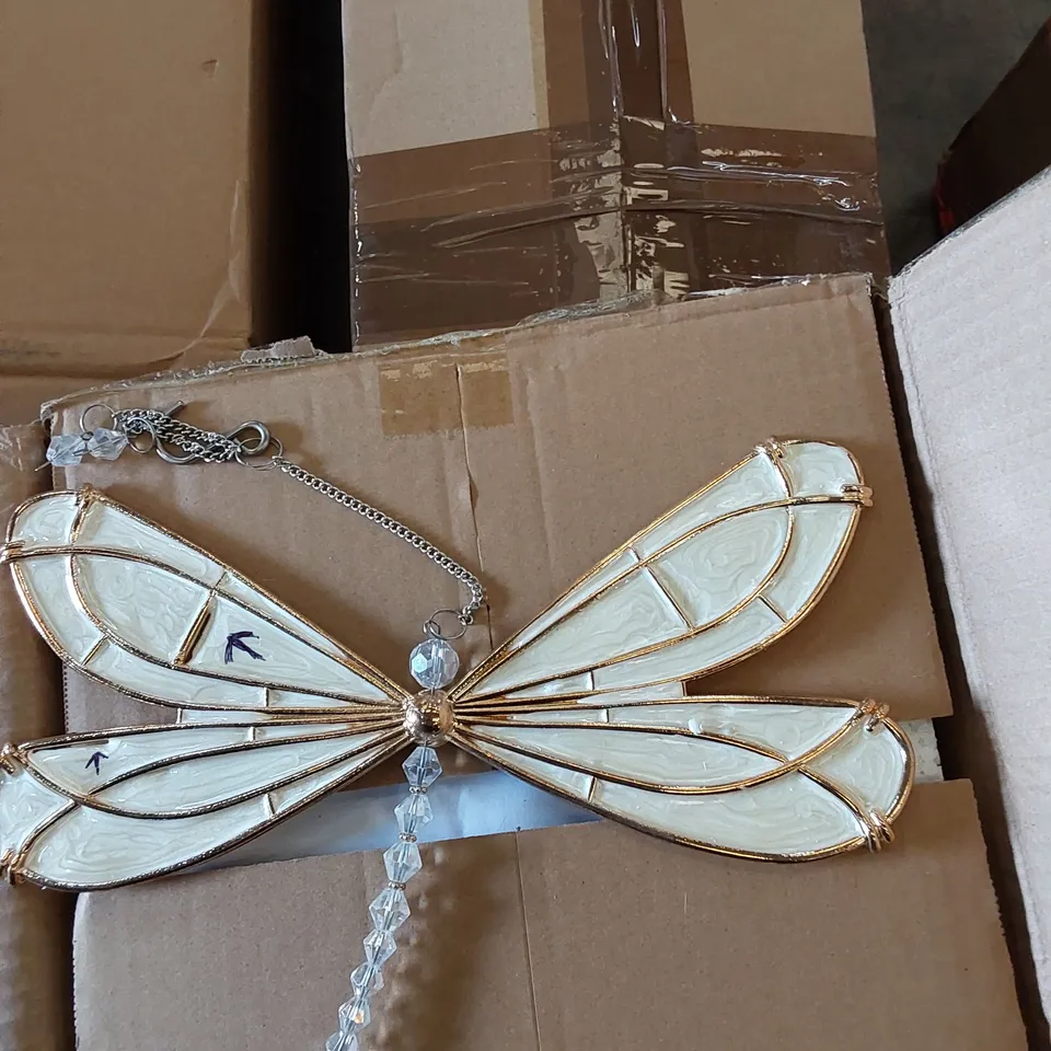 BOXED CRYSTAL DRAGONFLY WALL DECOR PIECE 