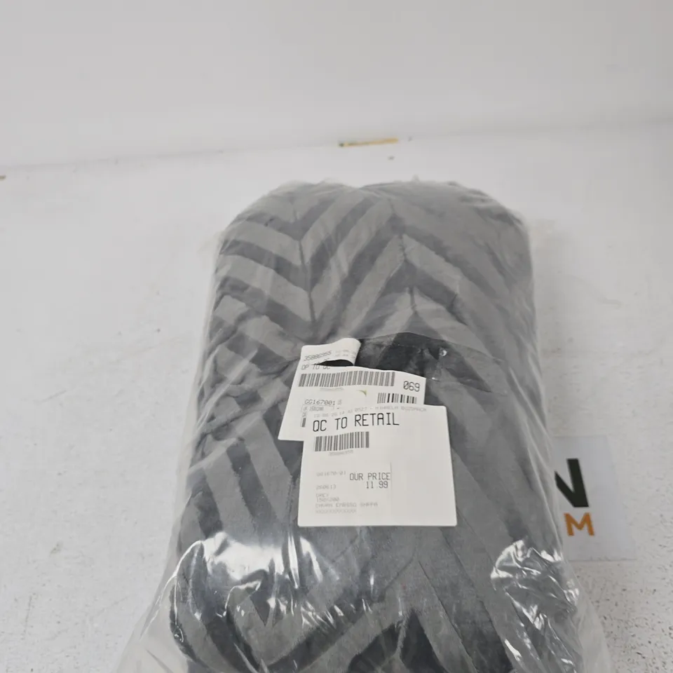 CHEVRON EMBOSSED GREY THROW
