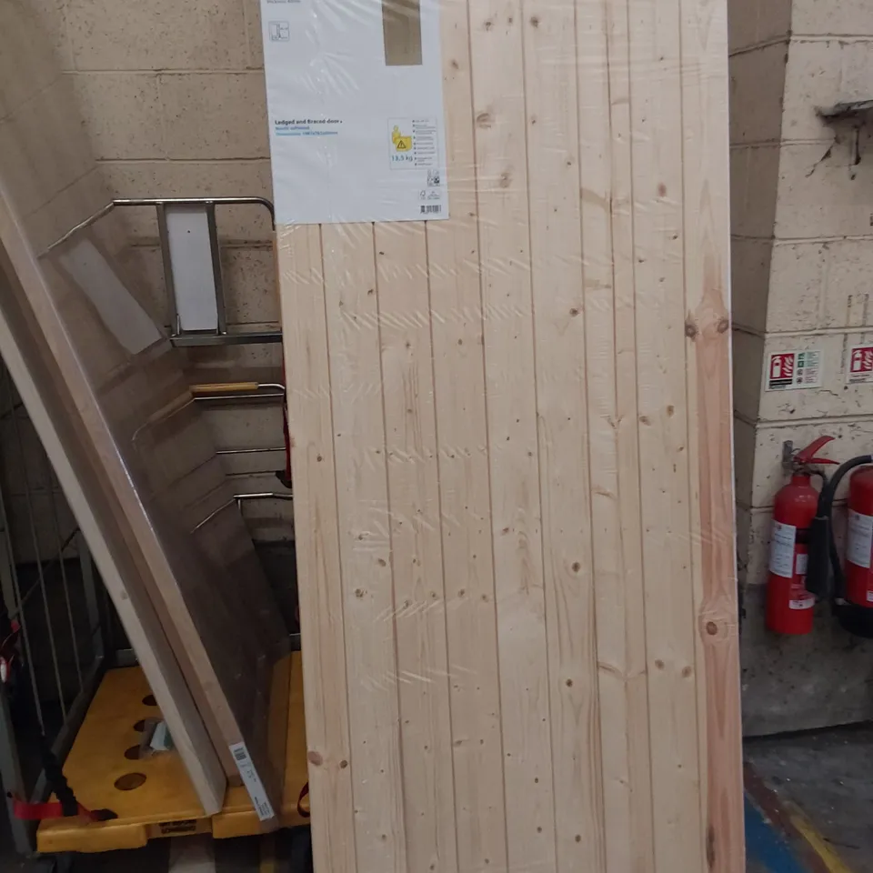 NORDIC SOFTWOOD LEDGED & BRACED DOOR 1981 × 762 × 40mm
