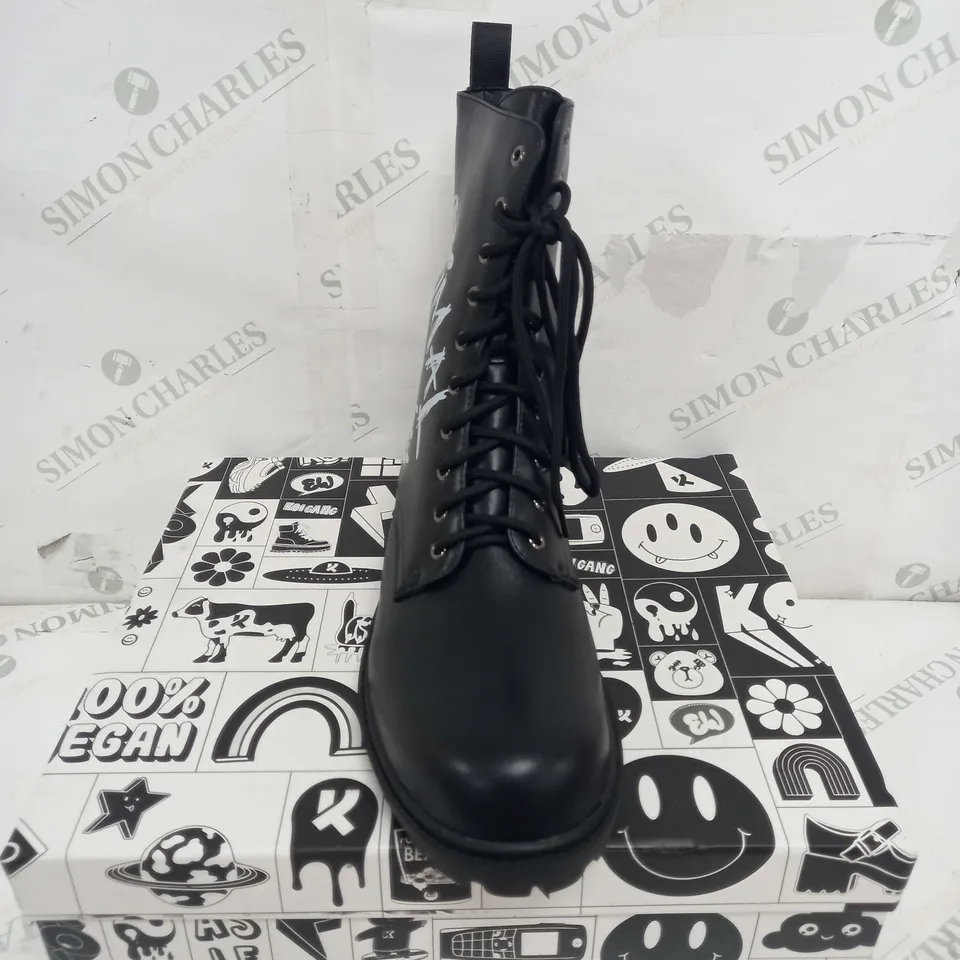 BOXED PAIR OF KOI FOOTWEAR THE STATEMENT ANIMAL FREE MENS MILITARY BOOTS - SIZE 9