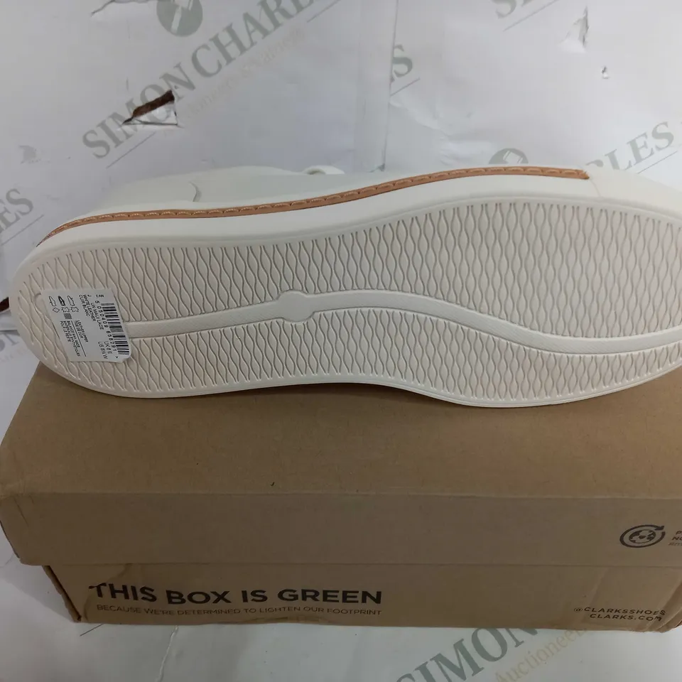 BOXED PAIR OF CLARKS LACED LEATHER SHOES IN WHITE - UK SIZE 6
