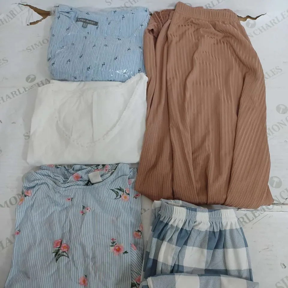 BOX OF APPROXIMATELY 22 ASSORTED CLOTHING ITEMS TO INCLUDE - TROUSERS , T-SHIRT , BLOUSE ETC