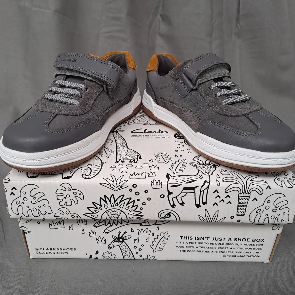 BOXED PAIR OF CLARKS FAWN FAMILY KIDS SHOES IN GREY UK SIZE 10.5