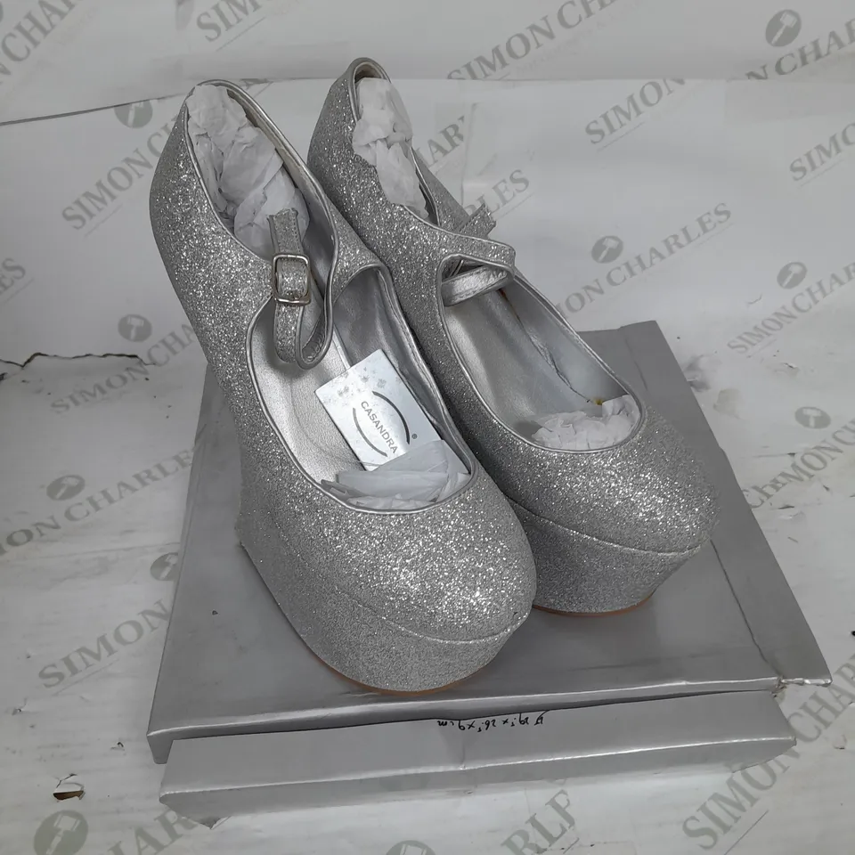 BOXED PAIR OF CASANDRA PLATFORM STRAP SHOE IN SILVER GLITTER SIZE 5