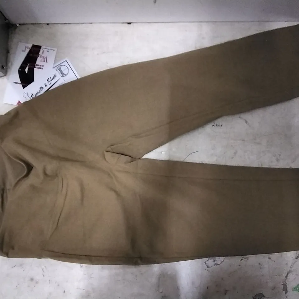 BOX CONTAINING 5 RED JUMPERS SIZE 8 AND 20 PCS KHAKI LEGGINGS SIZE XS 