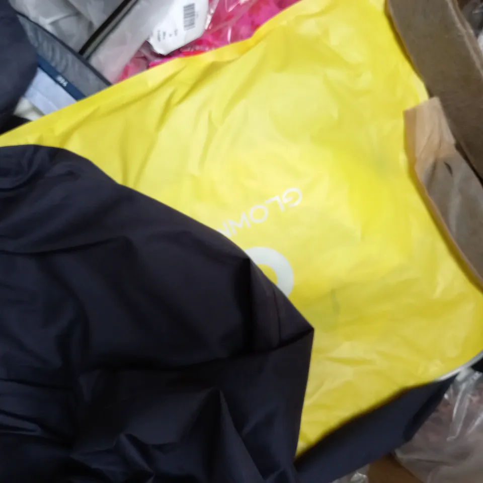 BOX OF APPROXIMATELY 20 ASSORTED CLOTHING AND FASHION ITEMS IN VARIOUS COLOURS, STYLES, AND SIZES - COLLECTION ONLY