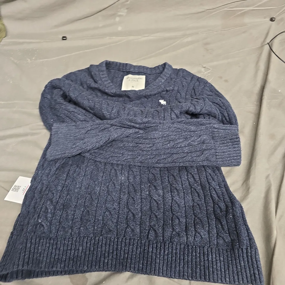 ABERCROMBIE & FITCH NAVY CABLE-KNIT SWEATER, SIZE M