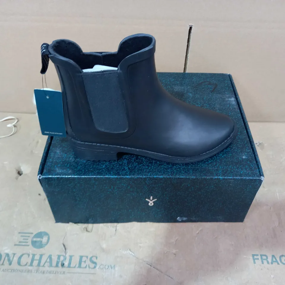 BOXED PAIR OF EMU AUSTRALIIA BLACK BOOTS - SIZE 8