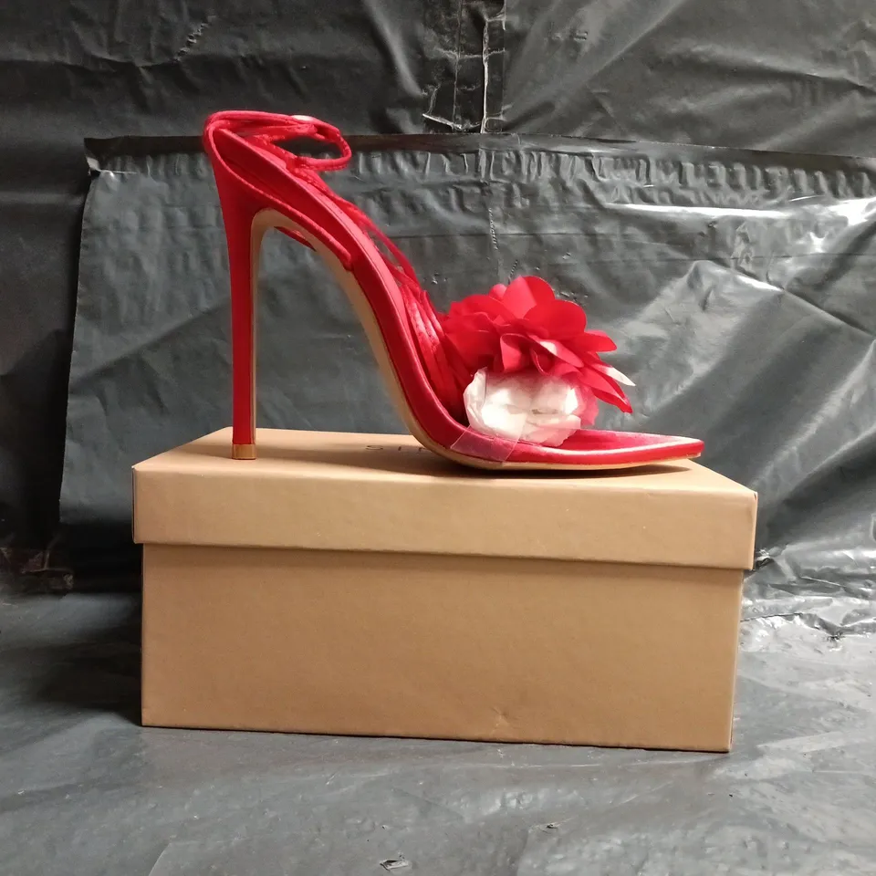 BOXED PAIR OF SIMMI LONDON OPEN TOE STILETTO HEELED SANDALS IN RED W. FLORAL DETAIL SIZE UK 5
