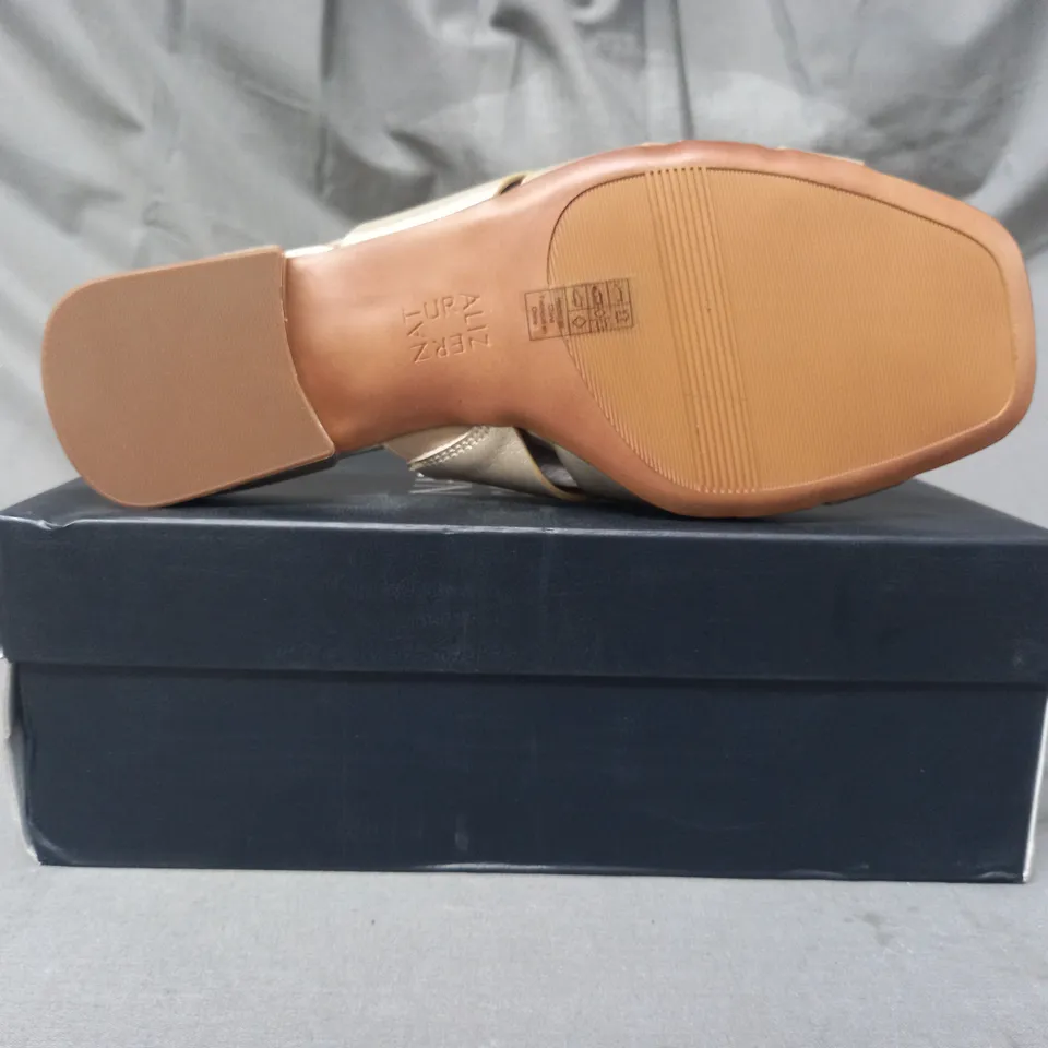 BOXED PAIR OF NATURALIZER SANDALS IN DARK GOLD SIZE 6