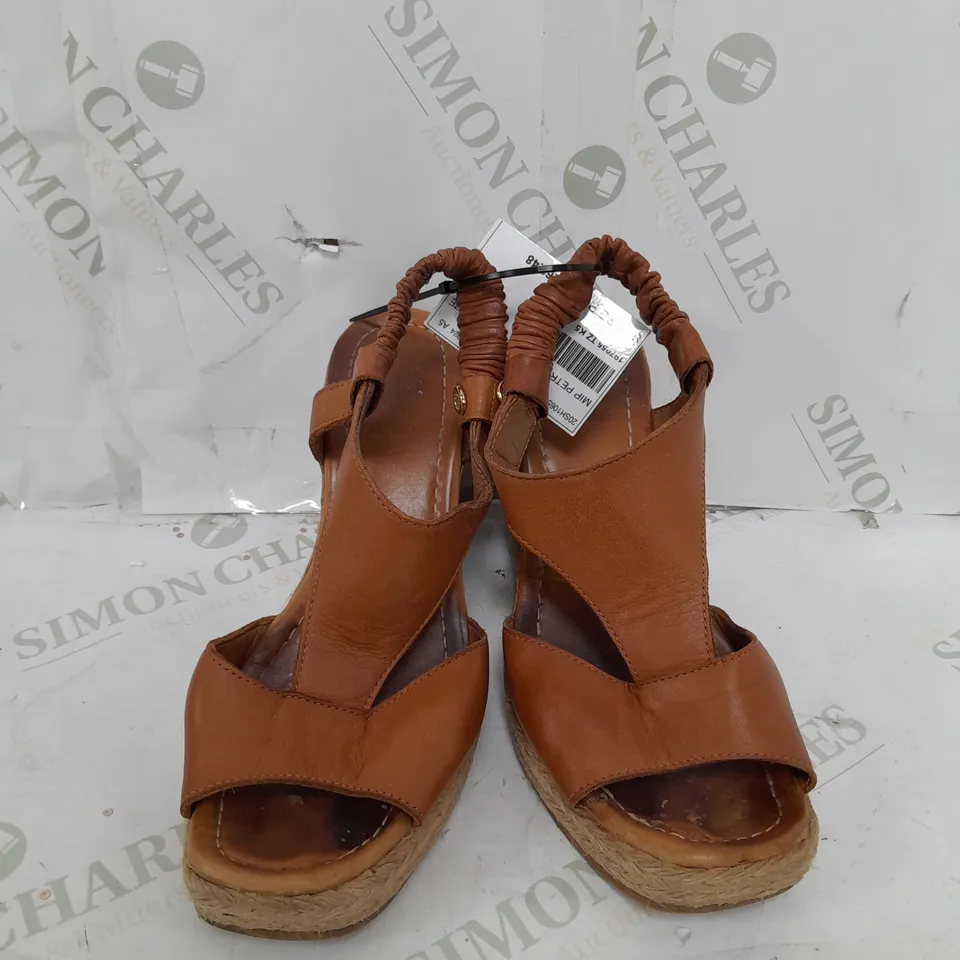 MODA IN PELLE PETRIYA WEDGE SANDAL SIZE 5