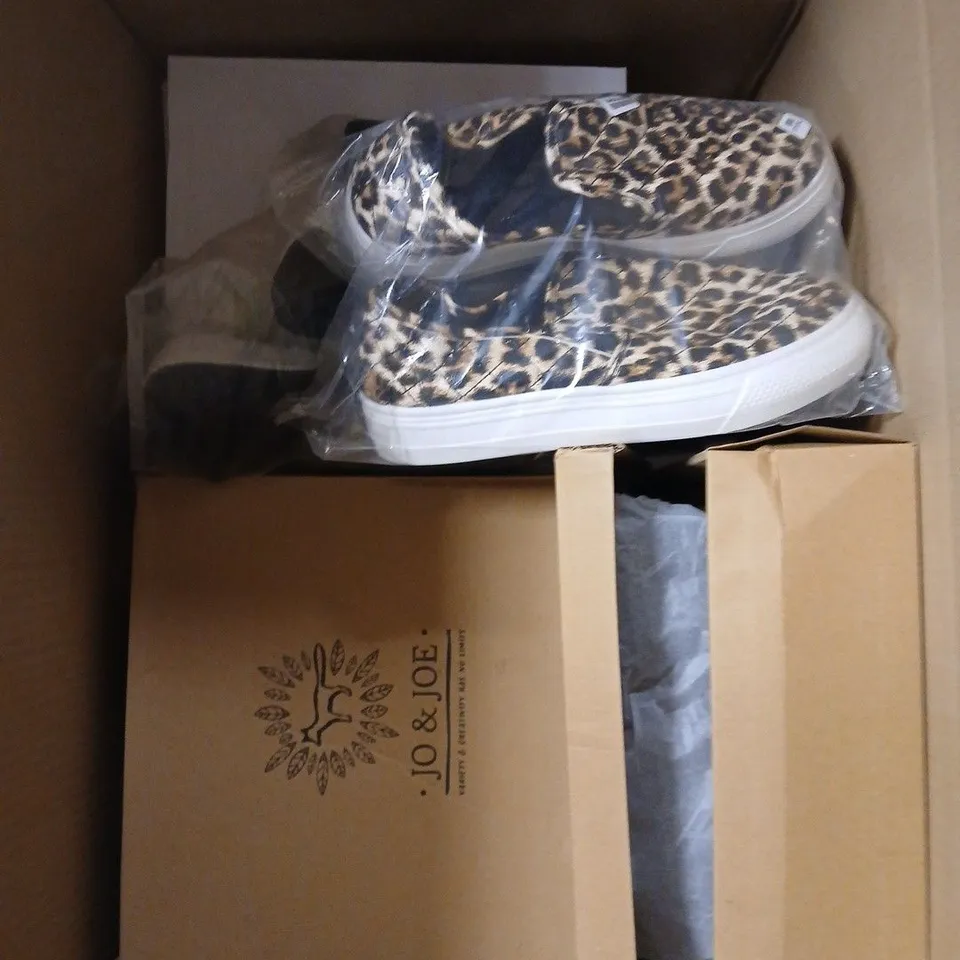 APPROXIMATELY 10 ASSORTED PAIRS OF SHOES IN VARIOUS STYLES & SIZES