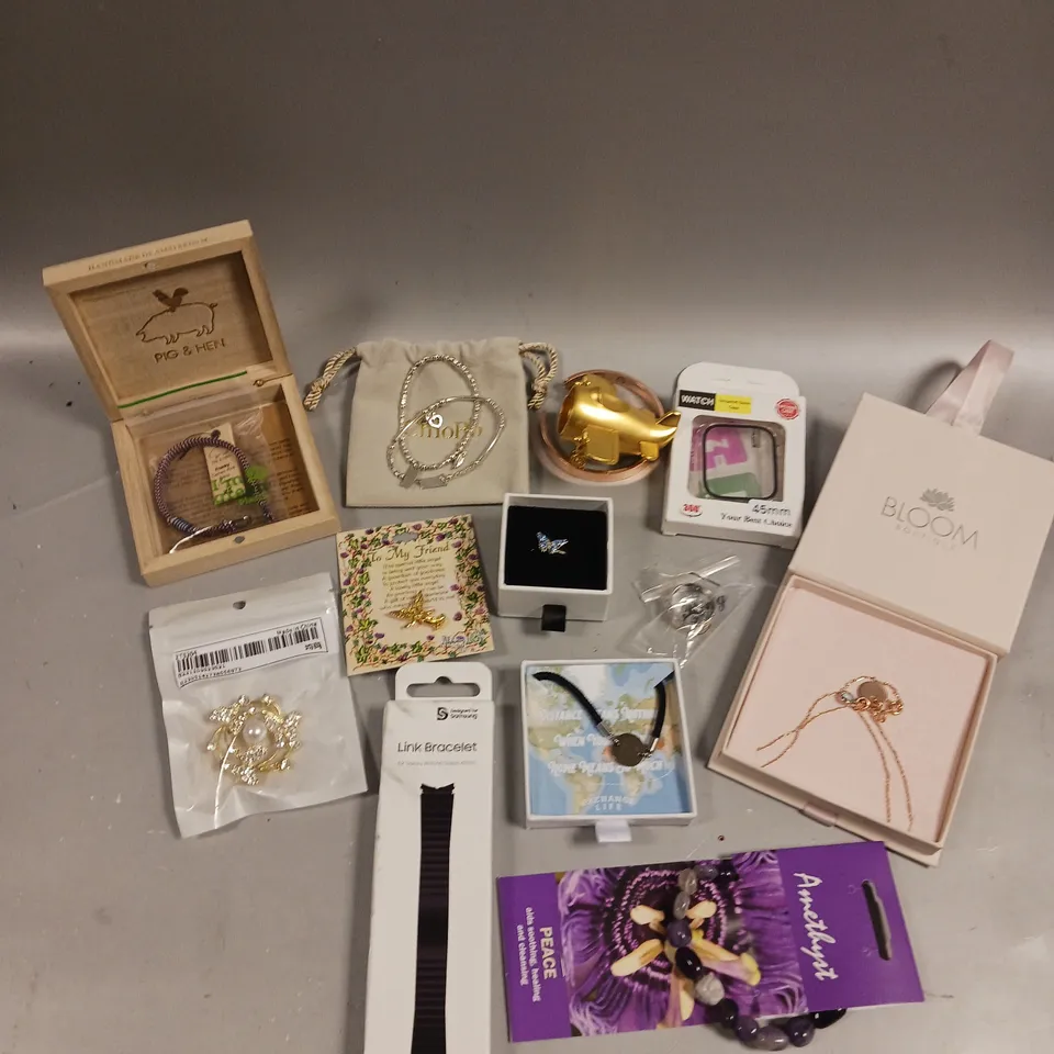 APPROXIAMTELY 30 ASSORTED BOXED & LOOSE JEWELLERY PRODUCTS TO INCLUDE RINGS, NECKLACES, EARRINGS ETC