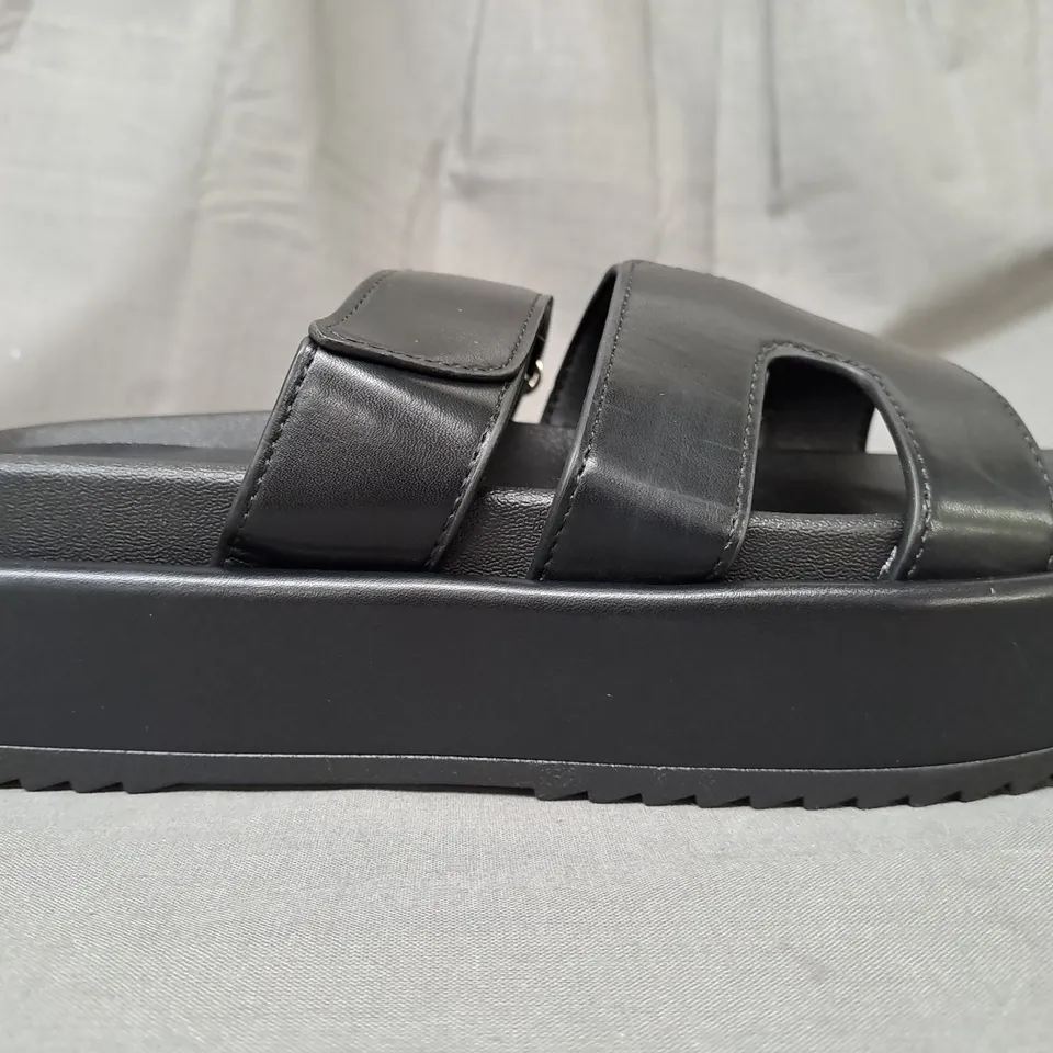 BOXED PAIR OF DESIGNER OPEN TOE PLATFORM SANDALS IN BLACK EU SIZE 38