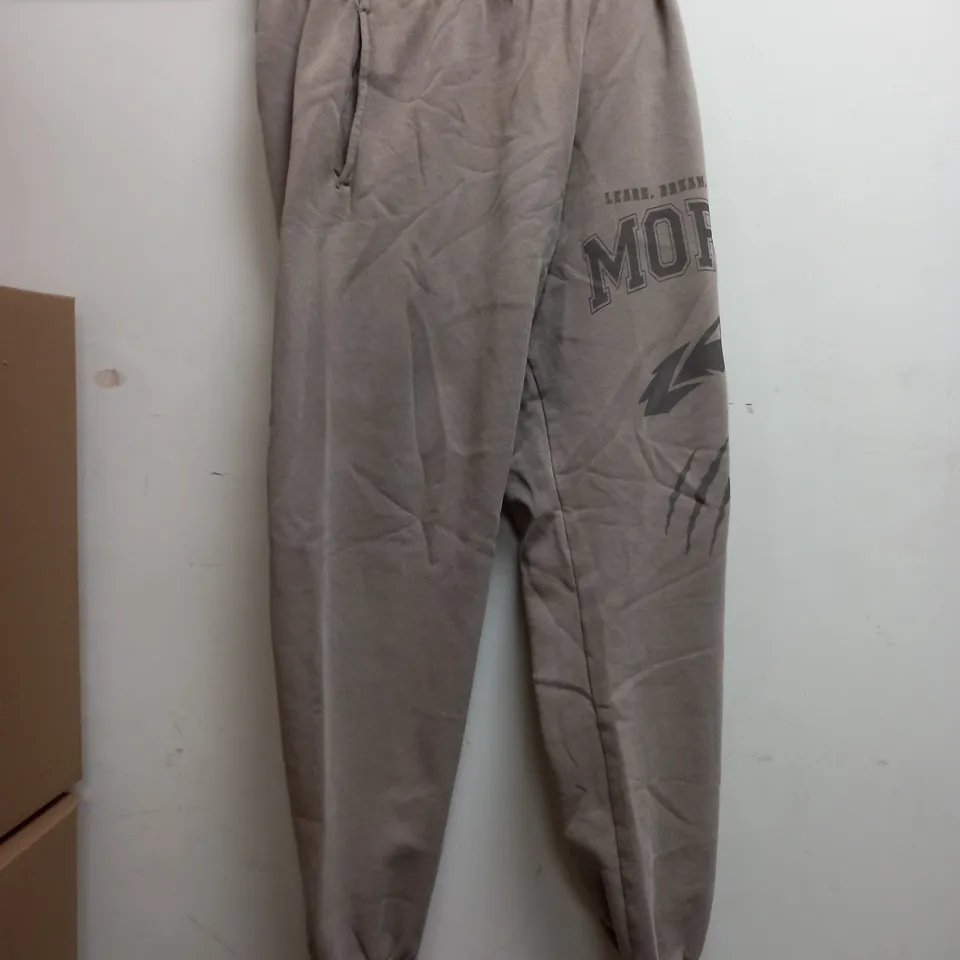 ALPHALETE UNISEX EARTH DYE GRAPHIC JOGGERS IN MUDSTONE - MEDIUM