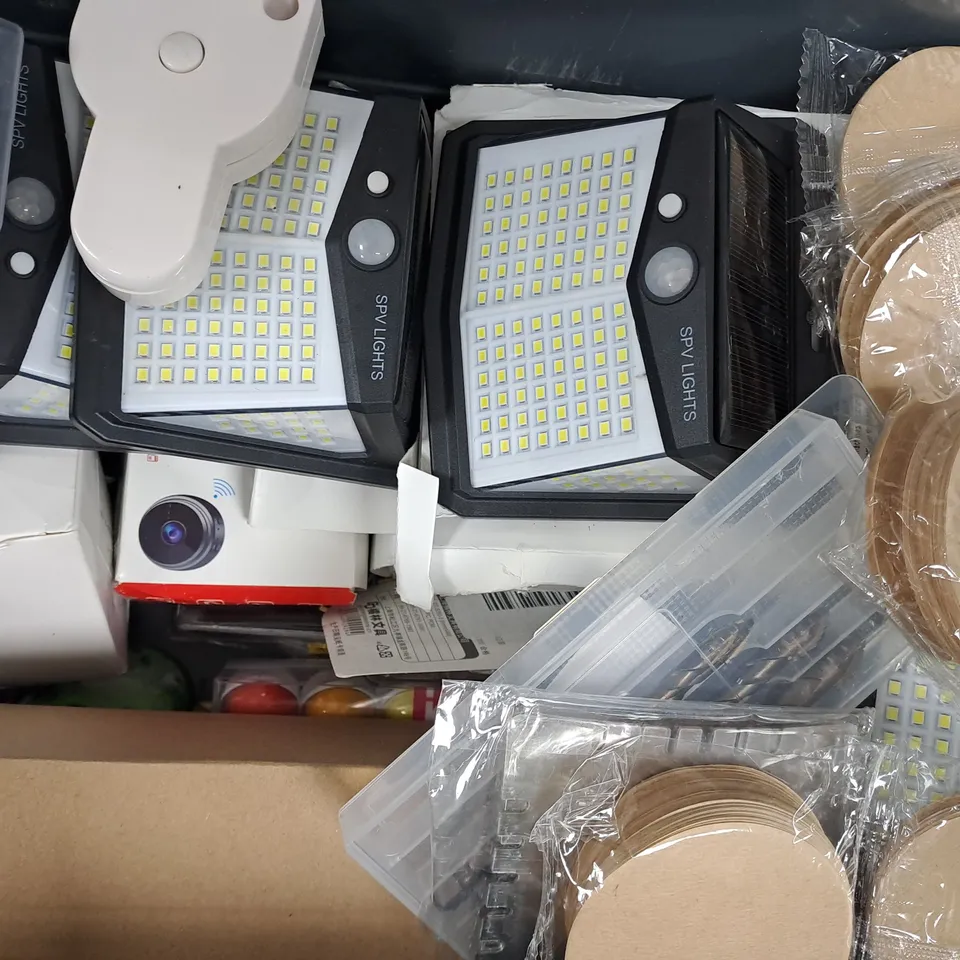 APPROXIMATELY 10 ASSORTED HOUSEHOLD ITEMS TO INCLUDE SOLAR LIGHTS, ETC