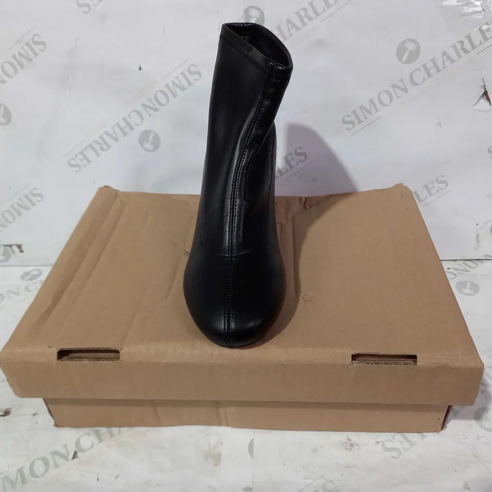 BOXED PAIR OF NEW LOOK BLOCK HEELED BOOTS IN BLACK UK SIZE 3