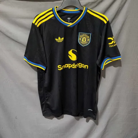 UK 2XL ADIDAS MANCHESTER UNITED FOOTBALL JERSEY – BLACK WITH YELLOW ACCENTS, NAME MBEUMO 19