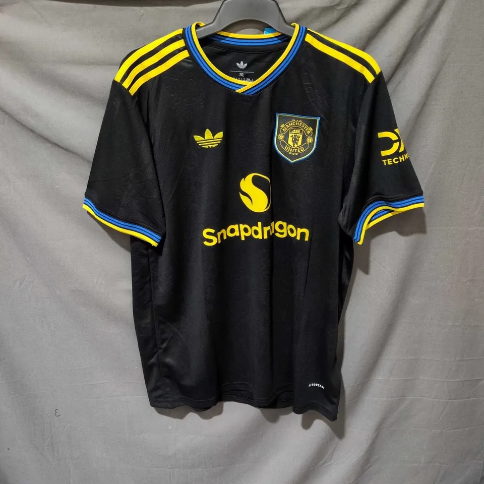 UK 2XL ADIDAS MANCHESTER UNITED FOOTBALL JERSEY – BLACK WITH YELLOW ACCENTS, NAME MBEUMO 19
