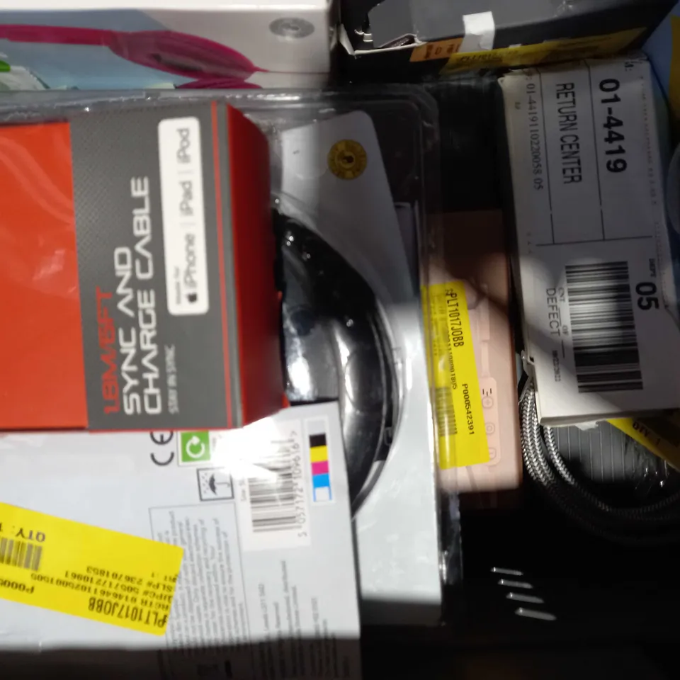 LOT OF 15 ASSORTED ELECTRICAL ITEMS, TO INCLUDE CHARGERS, HEADPHONES, ETC