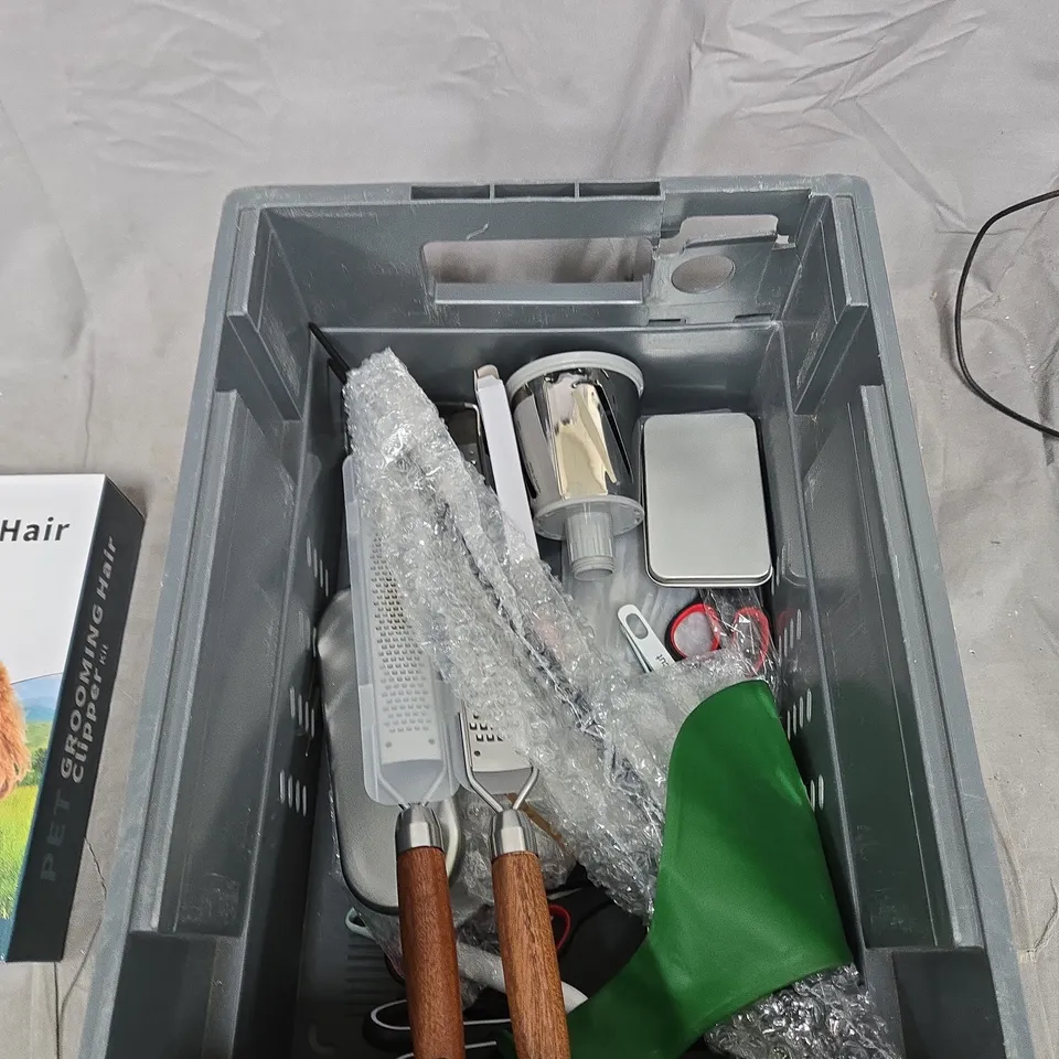 BOX OF APPROXIMATELY 12 ASSORTED ITEMS TO INCLUDE: PET GROOMING KIT