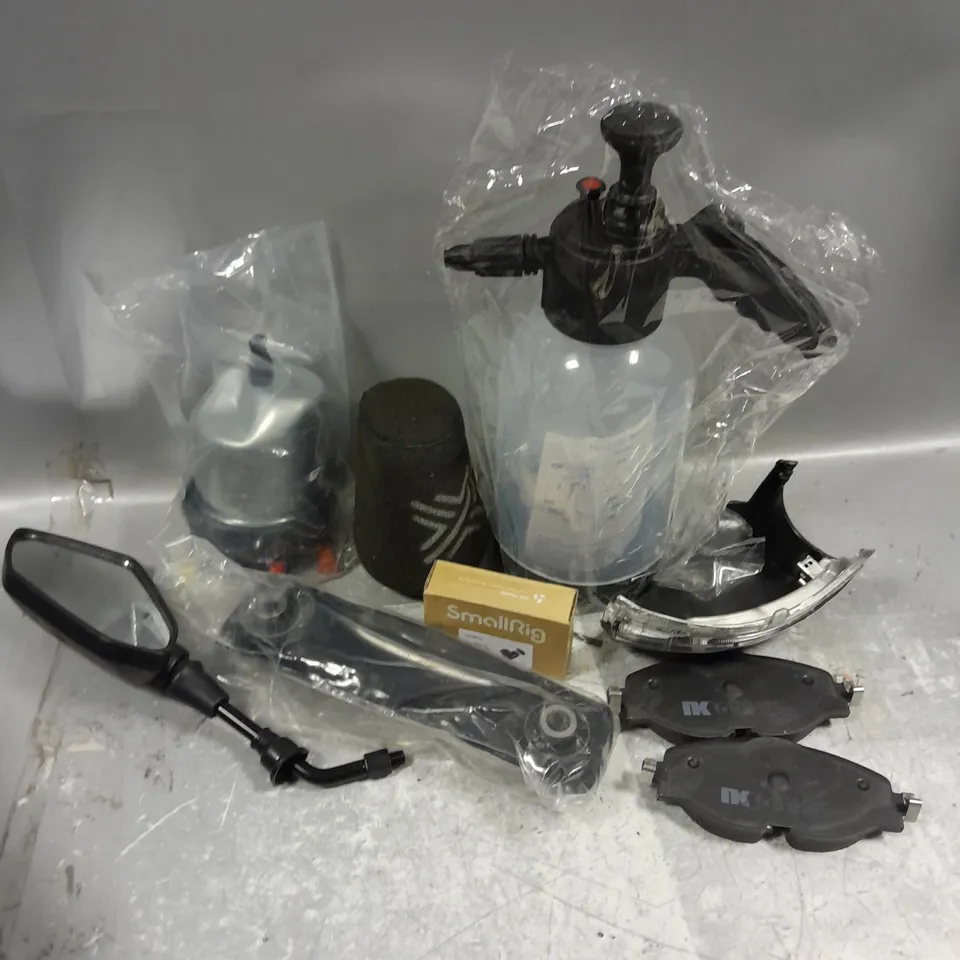 APPROXIMATELY 8 ASSORTED VEHICLE PARTS & ACCESORIES TO INCLUDE WASHER BOTTLE, AIR FILTER, WING MIRROR, ETC