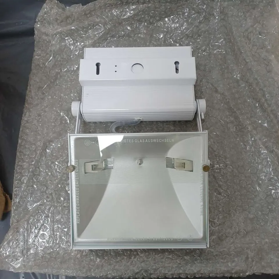 LOT CONTAINING X20 GU4SQSP 230V SQUARE QUADRUPLE GU/Z SPOTLIGHTS, 9 ADJUSTABLE WHITE WALL LIGHTS MODEL WB309 12 LARGE WALL MOUNTED SPOTLIGHTS