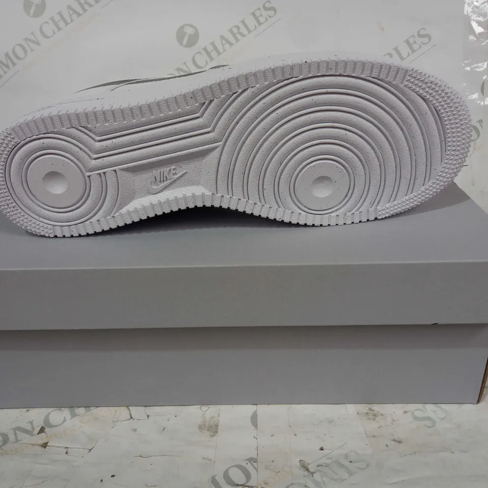 BOXED PAIR OF NIKE AIR FORCE 1 SHOES IN WHITE UK SIZE 11
