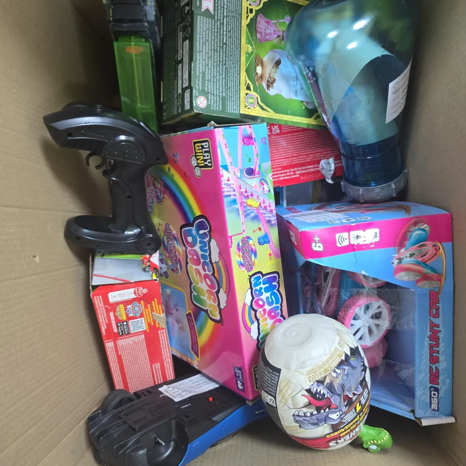 APPROXIMATELY 15 ASSORTED TOYS & GAMES PRODUCTS TO INCLUDE RC CAR, DINO EGG, UNICORN DASH ETC 