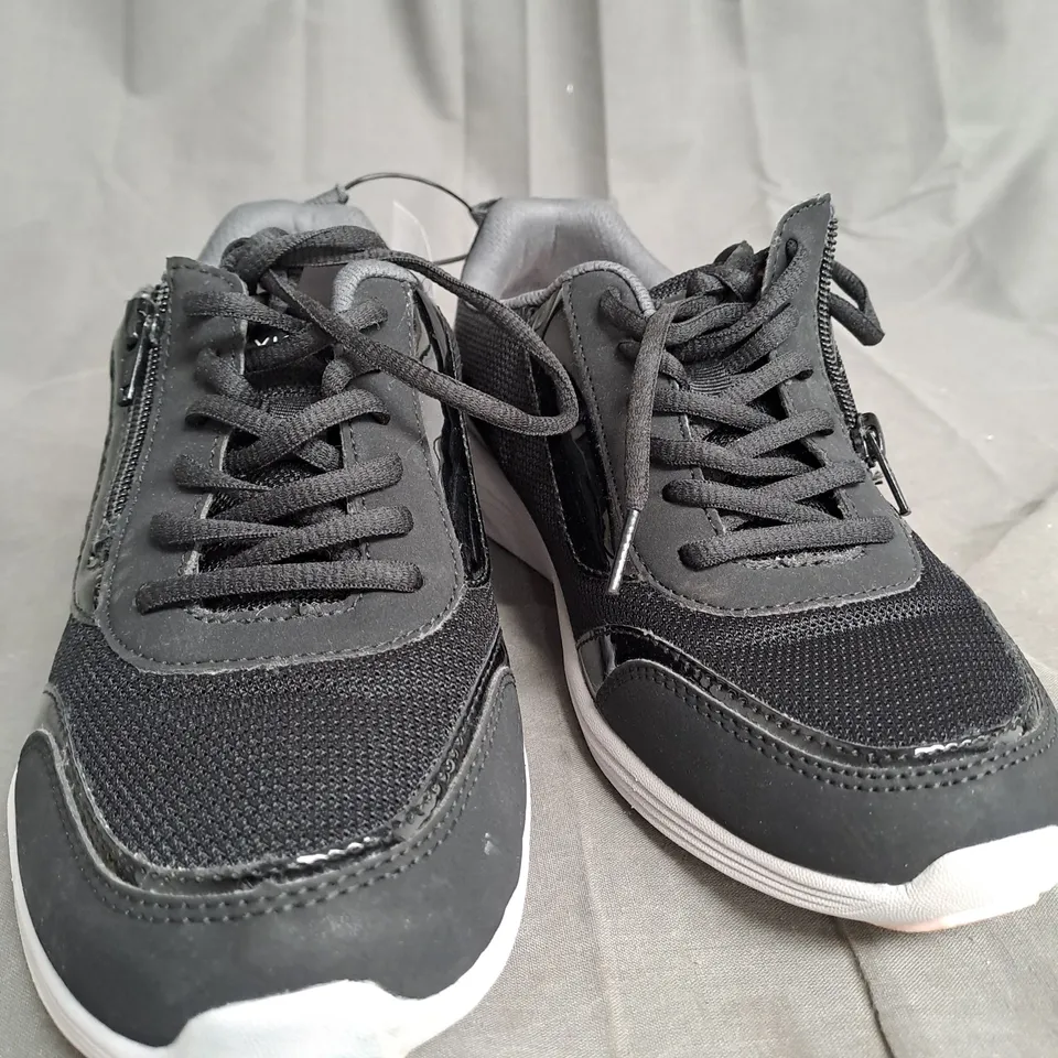 PAIR OF VIONIC AGILE CASSIS ZIP TRAINERS IN BLACK - SIZE 5