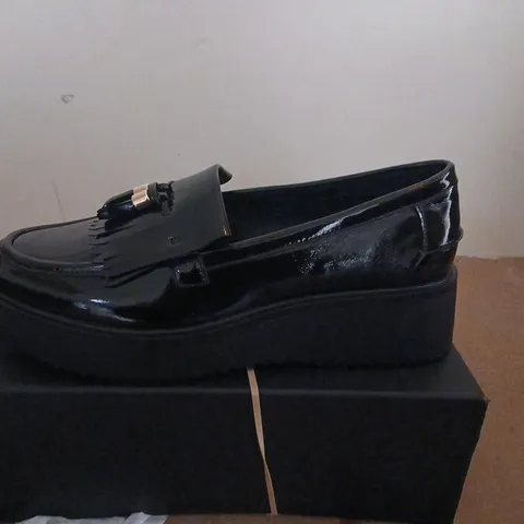 KURT GEIGER MAISIE BLACK PATENT PU LOAFERS, UK 8 (EU 41) – LADIES