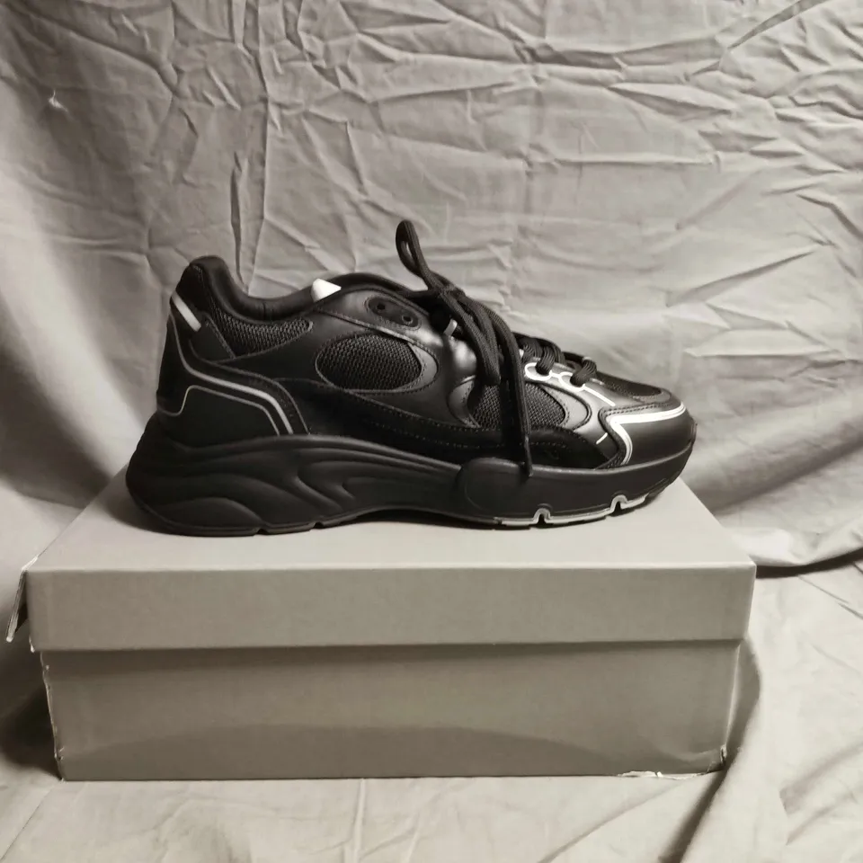 BOXED PARI OF CLEENS BLACK TRAINERS - MEN'S CASUAL SNEAKERS