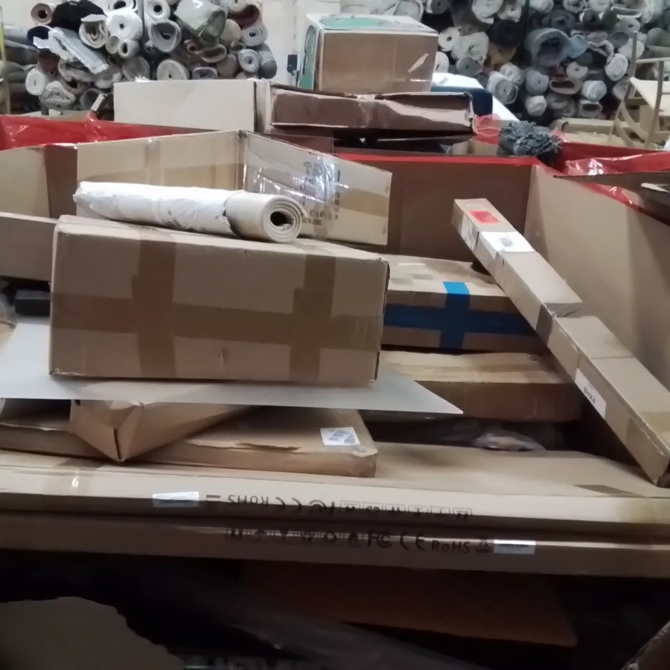 PALLET OF ASSORTED HOUSEHOLD GOODS AND PRODUCTS TO INCLUDE;STEP LADDERS,WREATH,RETRACTABLE SAFETY GATE