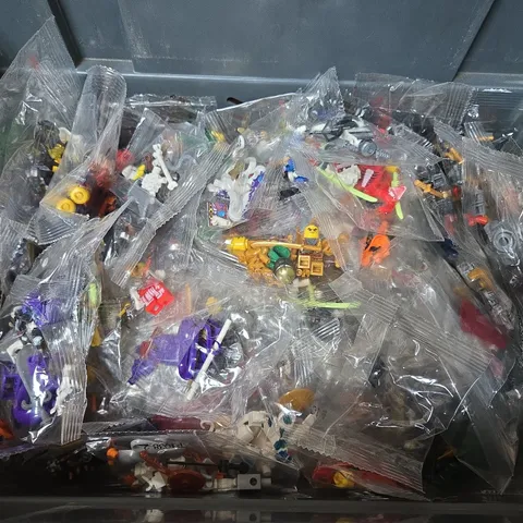 LARGE QUANTITY OF ASSORTED MINI FIGURES 