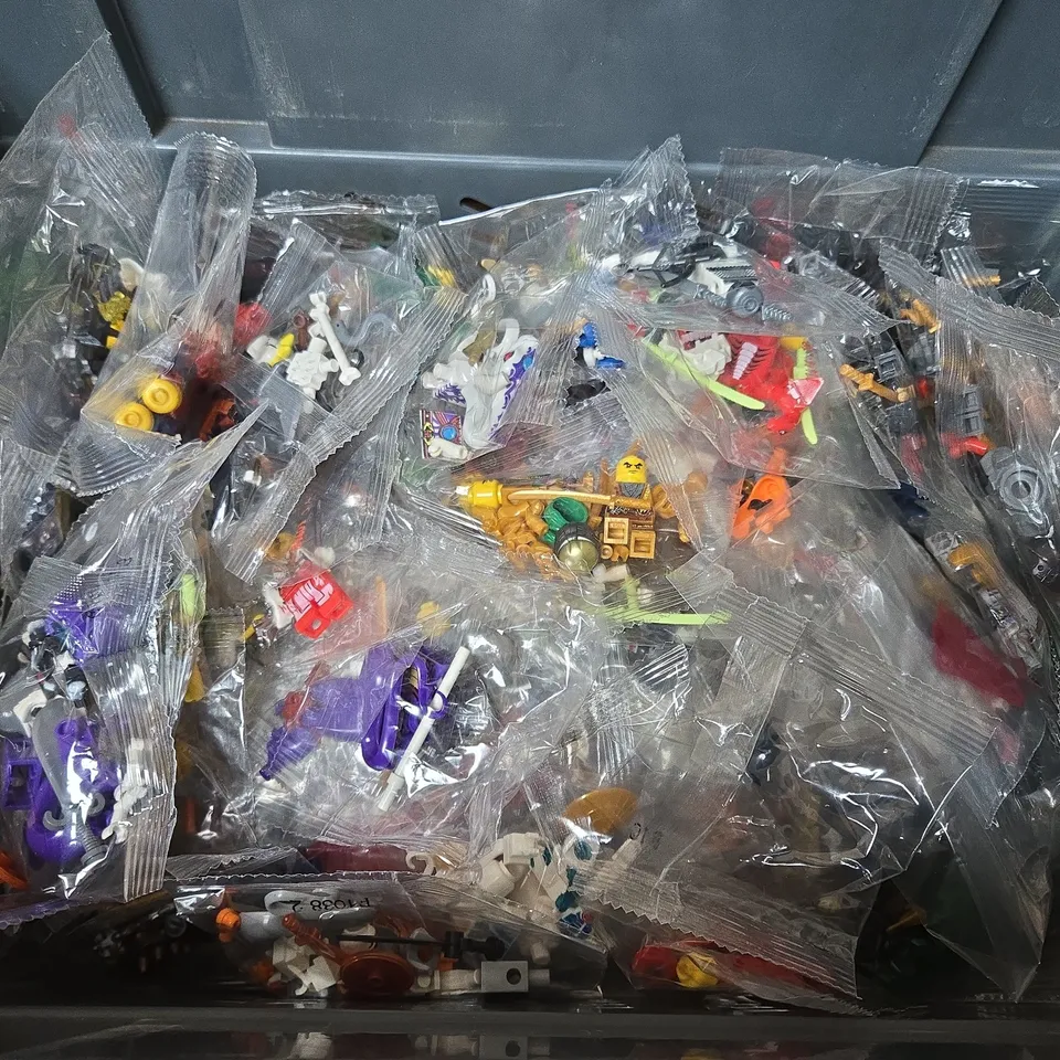 LARGE QUANTITY OF ASSORTED MINI FIGURES 