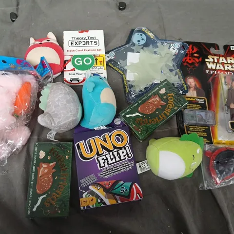 APPROXIMATELY 20 ASSORTED TOYS & GAMES TO INCLUDE UNO FLIP, THEORY TEST FLASH CARDS, STAR WARS FIGURE, ETC