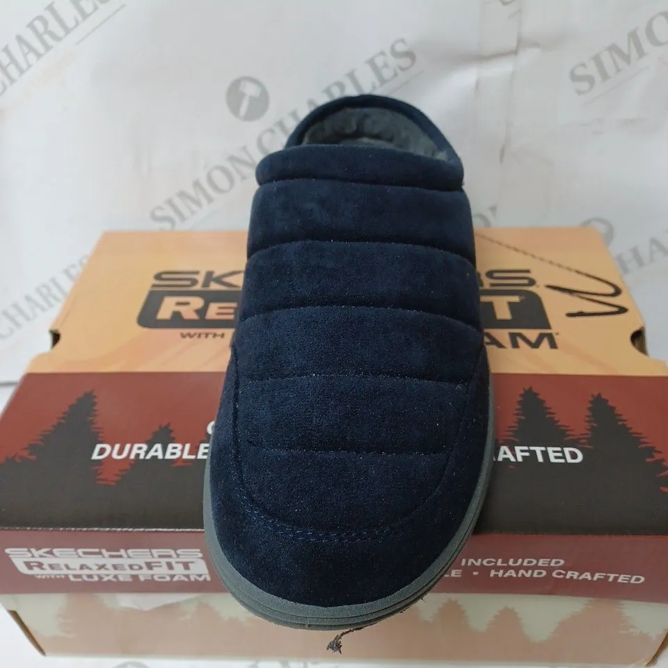 BOXED SKECHER MEN'S MURETTE GARVANZA SLIPPERS, NAVY - SIZE 7