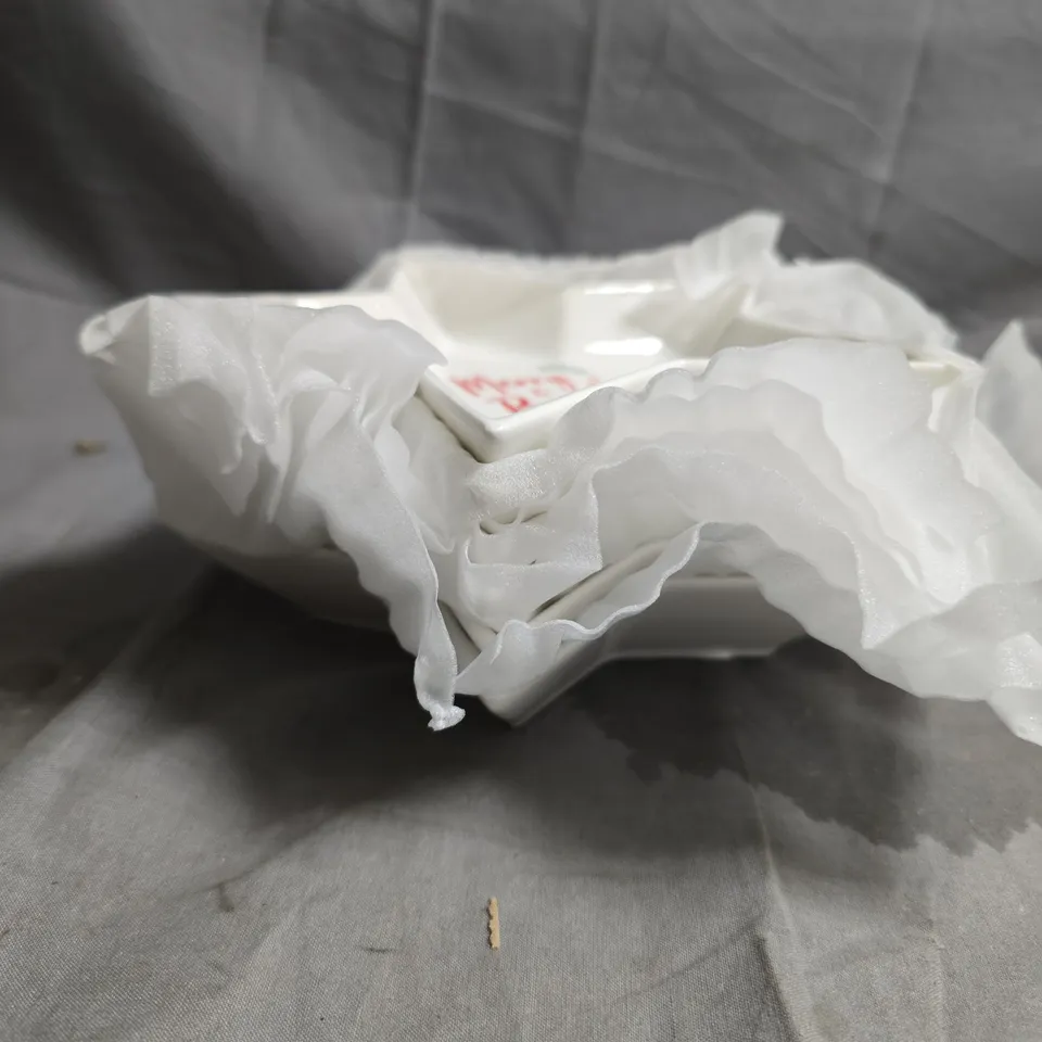 6 X MERRY & BRIGHT CHRISTMAS THEMED SMALL STAR DISHES