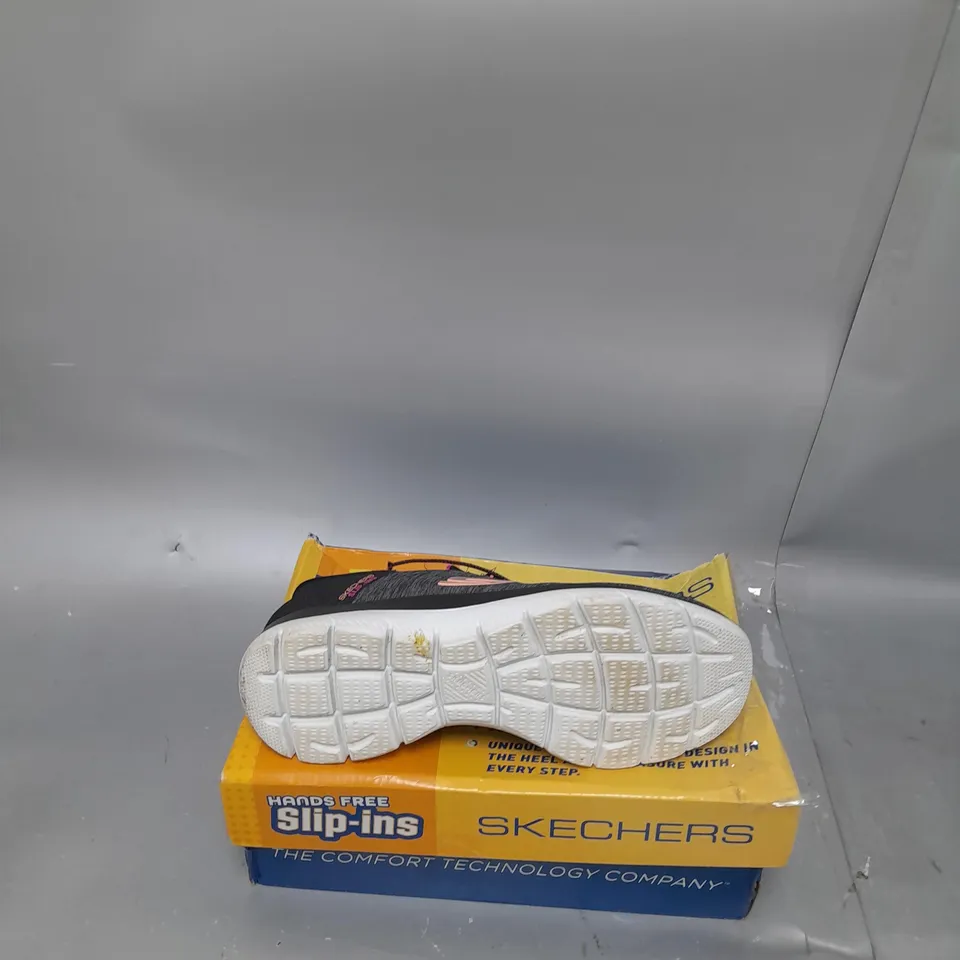 BOXED PAIR OF SKETCHERS SUMMIT SLIP ON TRAINER BLACK SIZE 5
