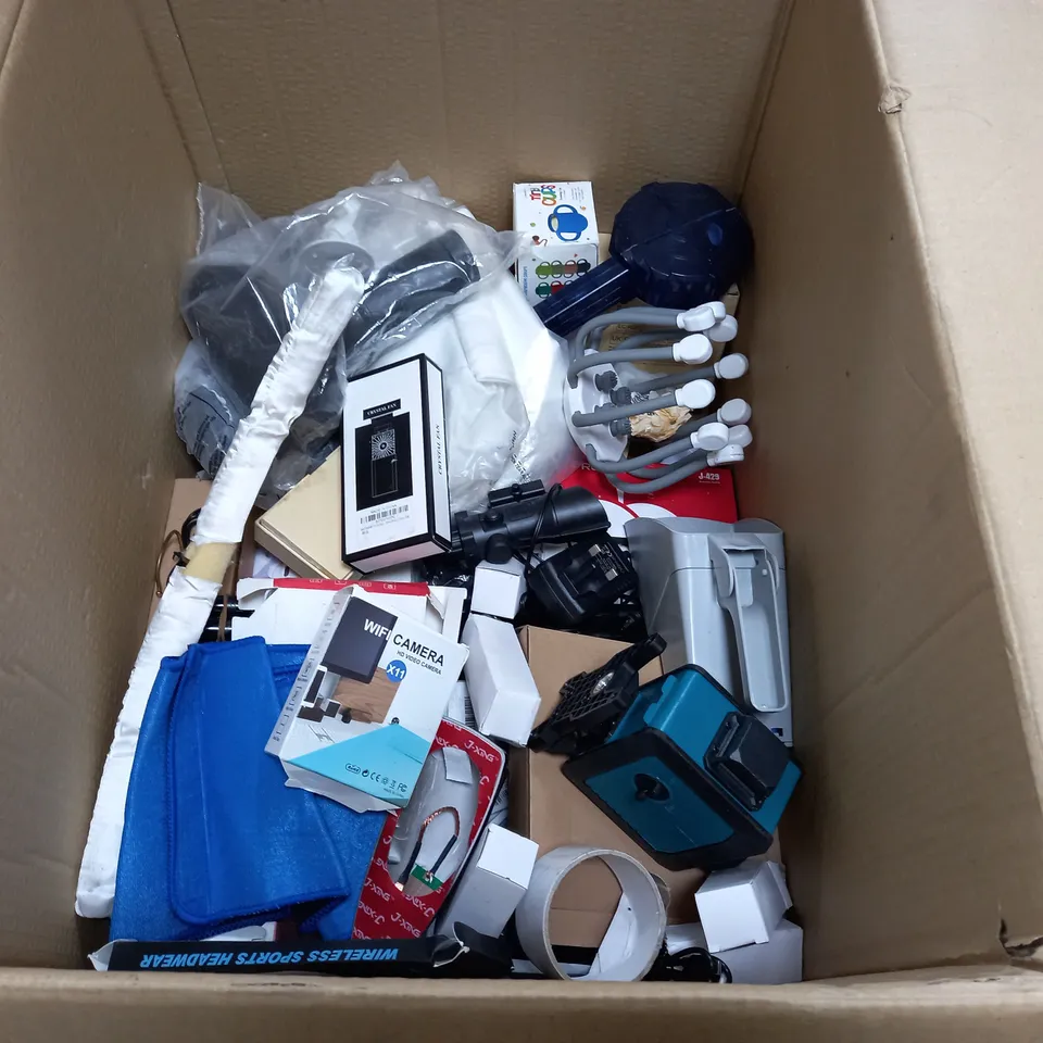 LOT OF ASSORTED HOUSEHOLD BITS AND BOBS