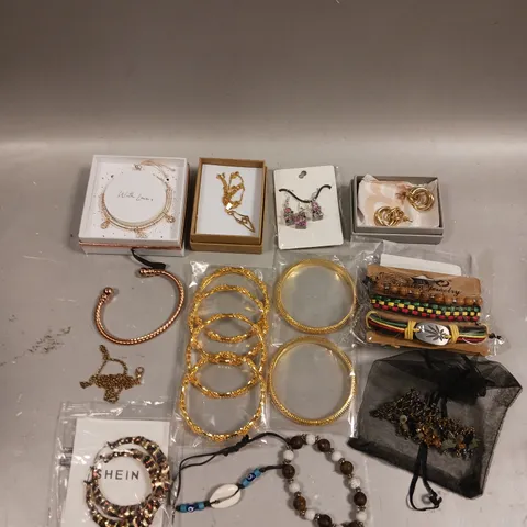 APPROXIMATELY 30 ASSORTED JEWELLERY ITEMS TO INCLUDE RINGS, BRACELETS, NECKLACES ETC