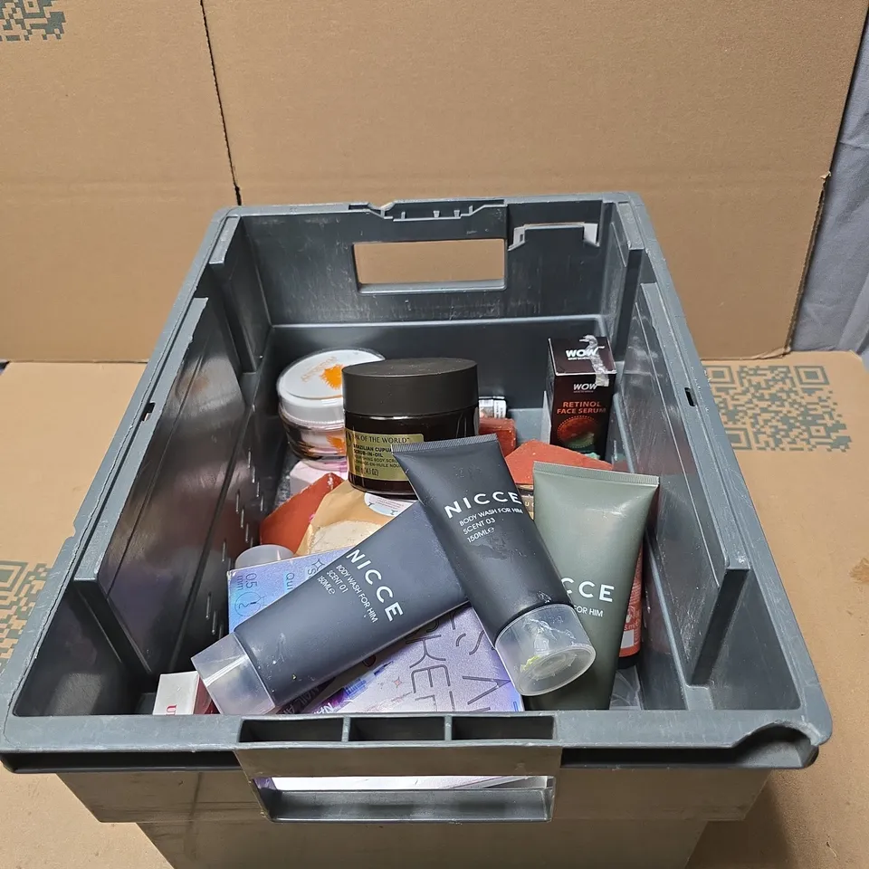 TOTE OF APPROXIMATELY 20 ASSORTED COSMETIC ITEMS TO INCLUDE NICCE BODY WASH, NAILS ART MARKER, SPA OF THE WORLD BODY SCRUB ETC