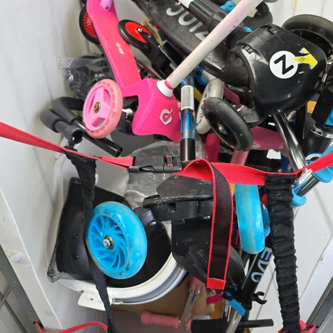APPROXIMATELY 14 ASSORTED ITEMS TO INCLUDE EVO CHILDRENS 3 WHEELED SCOOTER, CLEAR STORAGE TUB, ZINC SCOOTER, ETC - COLLECTION ONLY