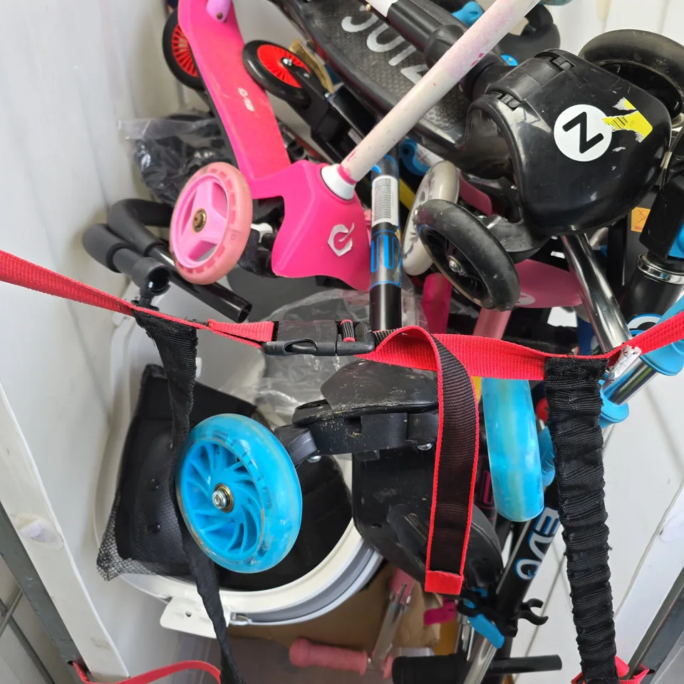 APPROXIMATELY 14 ASSORTED ITEMS TO INCLUDE EVO CHILDRENS 3 WHEELED SCOOTER, CLEAR STORAGE TUB, ZINC SCOOTER, ETC - COLLECTION ONLY