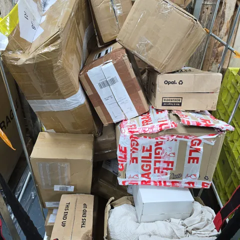 APPROXIMATELY 10 ASSORTED HOUSEHOLD PRODUCTS TO INCLUDE HOME DECOR, ALGAE REMOVER, POWERBANK ETC 